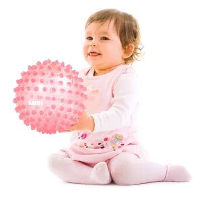 A ball with soft pimples that develops baby's sense of touch while having fun. Ideal for learning to coordinate movements. Soft, lightweight, hygienic plastic. From 6 months.