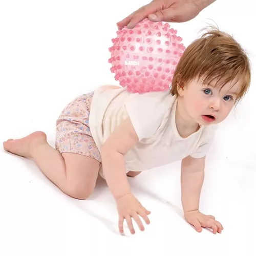 A ball with soft pimples that develops baby's sense of touch while having fun. Ideal for learning to coordinate movements. Soft, lightweight, hygienic plastic. From 6 months.