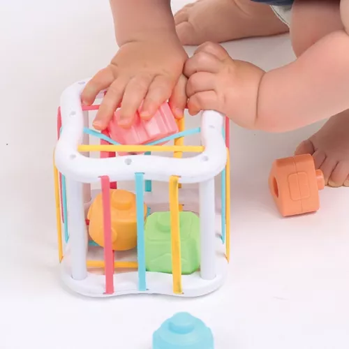 Découvrez ce coffret qui est composé de 1 Baby spinner, d’un jeu culbuto d’empilement pyramide (composé de 3 anneaux colorés et 1 tige centrale) et d’un cube d'encastrement (un cube décoré d’élastiques entremêlés et 6 formes de couleur). Dès 10 mois. 