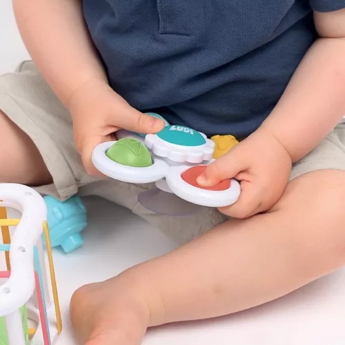 Découvrez ce coffret qui est composé de 1 Baby spinner, d’un jeu culbuto d’empilement pyramide (composé de 3 anneaux colorés et 1 tige centrale) et d’un cube d'encastrement (un cube décoré d’élastiques entremêlés et 6 formes de couleur). Dès 10 mois. 