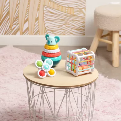 Découvrez ce coffret qui est composé de 1 Baby spinner, d’un jeu culbuto d’empilement pyramide (composé de 3 anneaux colorés et 1 tige centrale) et d’un cube d'encastrement (un cube décoré d’élastiques entremêlés et 6 formes de couleur). Dès 10 mois. 