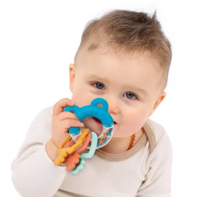 Multi-textured teething rattle. Different sensory stimuli. 3 textured keys for a secure grip. Made in France. From birth.