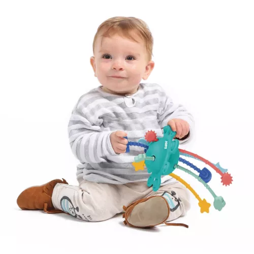 Multi-sensory stimulation toy. Its soft material, size and ergonomic shape make it easy to hold. Play with notches and pop bubbles to develop fine motor skills. From 10 months.