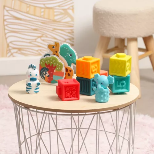 Discover our jungle-themed learning set: 6 colourful cubes, 6 sensory balls, 2 ‘sprinkler’ animals and 1 bath book! To stimulate dexterity and imagination! From 10 months.