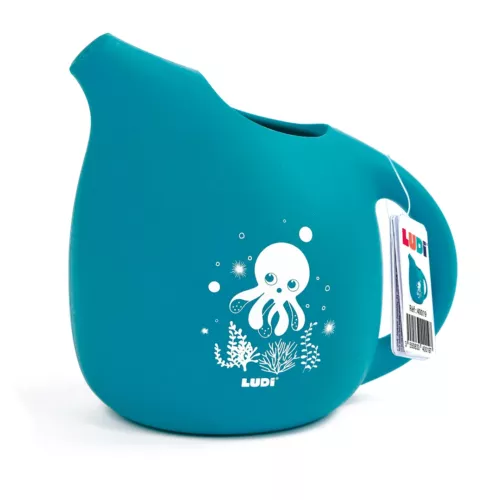 Large, flexible watering can for playing in the bath, outside or on the beach. Silicone material is easy to clean and fold up so you can take it anywhere. From 10 months.