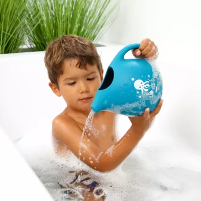 Large, flexible watering can for playing in the bath, outside or on the beach. Silicone material is easy to clean and fold up so you can take it anywhere. From 10 months.