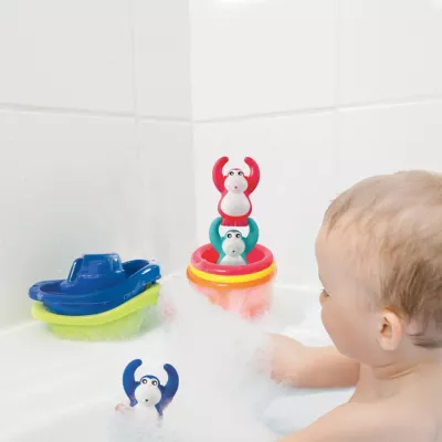 Coffret de bain « Petits bateaux » de LUDI. Un petit set de bain complet ! Composé de quatre bateaux, quatre gobelets gigognes percés et trois petits singes rigolos pour imaginer encore plus d'aventures ! Pour les enfants de plus de 10 mois. Référence produit 40028.