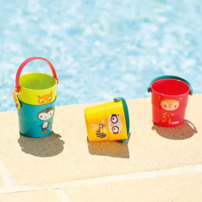 LUDI nesting buckets. 4 small buckets that are easy to pour and stack. Their perforated bottom lets the water fall in a fine shower. A bath toy to take to the sea and the pool. For children over 10 months. Product reference 40057.