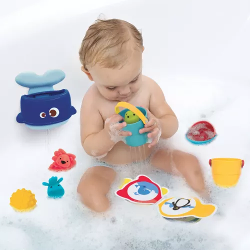 Valisette de bain de LUDI. Un florilège de petits jouets pour s’amuser à l’heure du bain et une valisette pour tout ranger ! Pratique, elle est facile à transporter. A emmener à la mer ou à la piscine. Plastique solide et hygiénique. Pour les enfants de plus de 10 mois. Référence produit 40062.