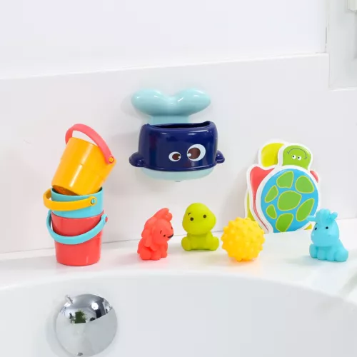 Valisette de bain de LUDI. Un florilège de petits jouets pour s’amuser à l’heure du bain et une valisette pour tout ranger ! Pratique, elle est facile à transporter. A emmener à la mer ou à la piscine. Plastique solide et hygiénique. Pour les enfants de plus de 10 mois. Référence produit 40062.