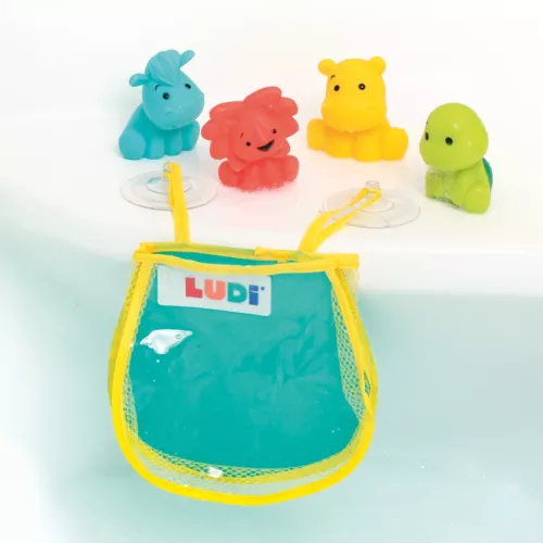 Aspergeurs de bain de LUDI. Bébé va pouvoir se livrer à une belle bataille d’eau en découvrant les 4 animaux inclus dans leur petit filet de rangement. Ils permettent à bébé de développer son habileté et son imagination. Grâce à leur plastique doux et résistant, bébé peut aussi les mordiller pour masser ses gencives. Le filet de bain se fixe à la faïence grâce aux ventouses super adhérentes ! Pour les enfants de plus de 10 mois. Référence produit 40064.