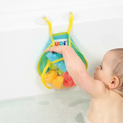 LUDI bath sprinklers. Baby will have a great water fight as he discovers the 4 animals included in their little storage net. They allow baby to develop his skills and imagination. Thanks to their soft, hard-wearing plastic, baby can also chew them to massage his gums. The bath net can be attached to the tiles using the super-grippy suction cups! For children over 10 months. Product reference 40064.