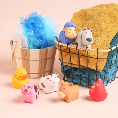 Baby can have a great water fight as he discovers the 7 farm animals included in their storage jar. Thanks to their soft, hard-wearing plastic, baby can also chew them to massage his gums. From 10 months.