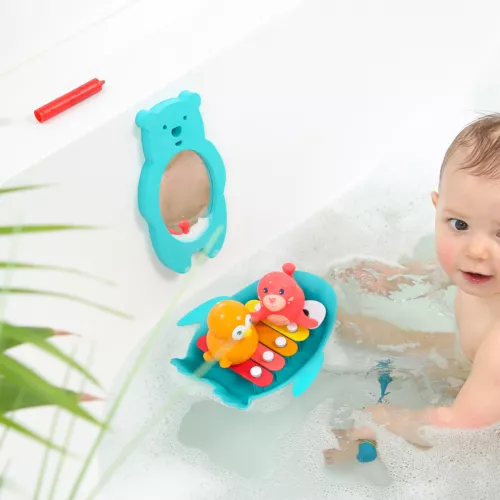 Coffret composé d'un xylophone de bain, un miroir ourson, de 2 animaux aspergeurs, d'un livre à colorier avec son crayon. Stimule l’imagination et la dextérité de bébé et développe son ouïe. Dès 10 mois.