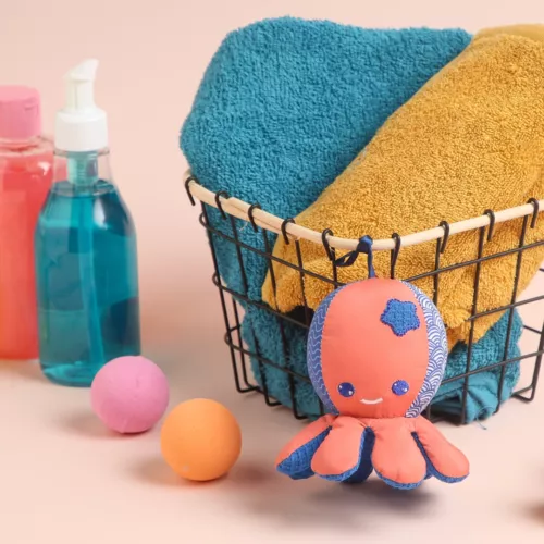 Cette éponge de bain aux différentes textures deviendra le compagnon idéal pour apprendre de manière ludique à se laver. Dès 10 mois.