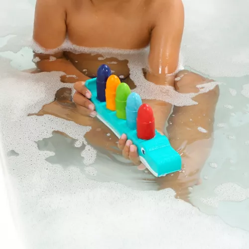 5 sturdy, erasable, water-resistant crayons to develop children’s fine motor skills and imagination. An unusual crocodile shaped foam holder to store them in. From 10 months.