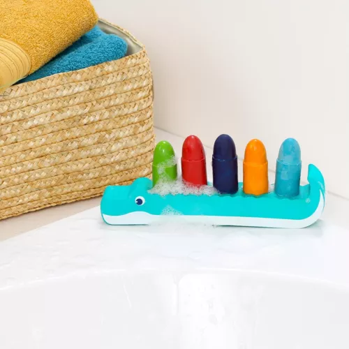 5 crayons effaçables, solides et résistants à l’eau pour développer la motricité fine et l'imagination des enfants. Un support crocodile original en mousse pour tout ranger. Dès 10 mois