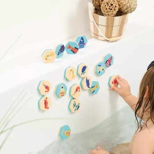 24 pièces en mousse waterproof. Retrouve les poissons identiques ou reconstitue les poissons colorés. Bocal de rangement inclus. Dès 18 mois.