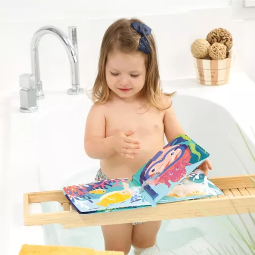 A bath book full of surprises, with 12 creatures from the sea bed to discover: they can just dip it in the water or colour it with their wet little fingers. Leave to dry and repeat ad infinitum. From 10 months.