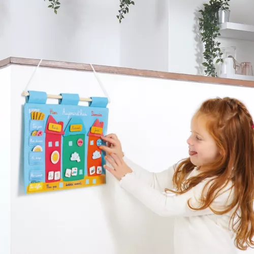 Embroidered fabric panel, with cardboard moveable parts (wall hanger = cord). A fun way for children to become familiar with the concept of passing time and to comunicate about his emotions! From 3 years.