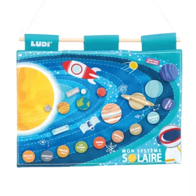 An attractive educational board for learning about the solar system. A fully embroidered board for exploring the universe and learning all about the planets. 21 removable items and 1 educational sheet included. Glow-in-the-dark embroidery and storage pocket. From 5 years.