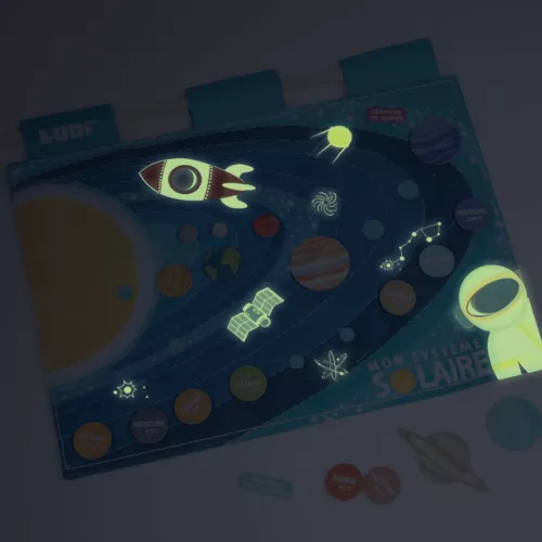 An attractive educational board for learning about the solar system. A fully embroidered board for exploring the universe and learning all about the planets. 21 removable items and 1 educational sheet included. Glow-in-the-dark embroidery and storage pocket. From 5 years.