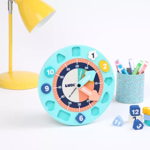 Educational foam clock to have fun learning to keep track of time. ! 2 hands that move and 12 blocks numbered 1 to 12, all featuring different shapes and colours. From 3 years.