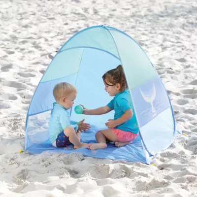 Anti-UV pop-up shelter that protects the family from the sun, wind and sand (carry bag included). From 10 months.