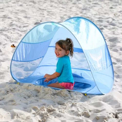 Piscine pop-up à partir de 10 mois. Recouverte d'une tente anti-UV pour le protéger du soleil, du vent et du sable (sac de transport + 4 fixations au sol inclus). Dès 10 mois.