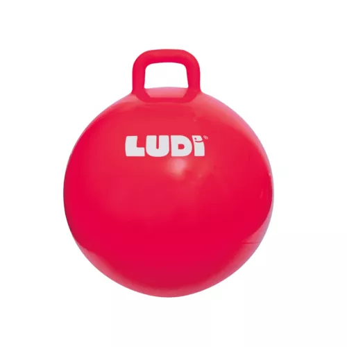 Ballon sauteur XXL « rouge » de LUDI. Un incontournable des jeux de plein air ! Assis sur le ballon, les enfants attrapent la grande poignée et sautent comme un kangourou sur l'herbe ou sur la terrasse. En bondissant les enfants améliorent leur équilibre. Ballon très résistant. 2 coloris. Pour les enfants de plus de 5 ans. Référence produit 90101.