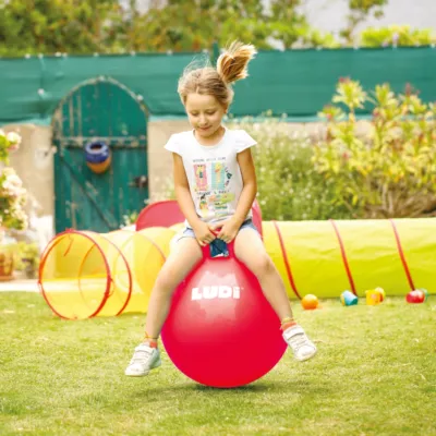 XXL ‘red’ jumping ball from LUDI. A must-have for outdoor games! Sitting on the ball, children grab the large handle and jump like a kangaroo on the grass or terrace. As they bounce, children improve their balance. Highly resistant ball. 2 colours. For children over 5 years. Product reference 90101.