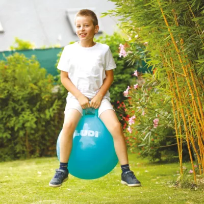 XXL ‘blue’ jumping ball from LUDI. A must-have for outdoor play! Sitting on the ball, children grab the large handle and jump like a kangaroo on the grass or terrace. As they bounce, children improve their balance. Highly resistant ball. 2 colours. For children over 5 years. Product reference 90104.