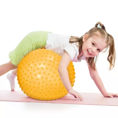 Gym ball with pimples from LUDI. Ideal for motor skills, gymnastics and yoga! Pleasant, massaging texture thanks to its soft pimpled surface. Resistant, made from thick, elastic plastic, it can be used both indoors and outdoors. For children aged 2 and over. Product reference 90105.