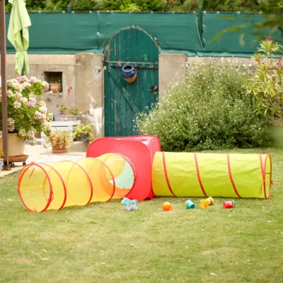 Multitunnel by LUDI. Three tunnels to assemble to create a large motor skills course. Lightweight, flexible and space-saving, it unfolds and folds easily into its included bag. For indoor and outdoor use. For children aged 2 and over. Product reference 90108.