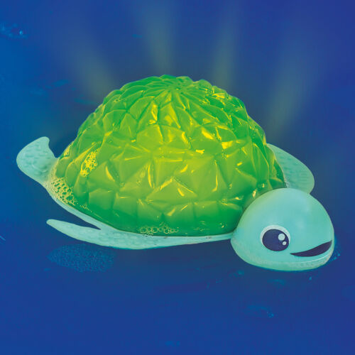 Au contact de l’eau, cette adorable tortue projette des jets d’eau et sa carapace s’illumine créant un moment enchanté. 3 piles LR03 non incluses. Dim. L 16 x l 13,7 x h 7,5 cm. Dès 10 mois.40087-LUDI-SPLASH