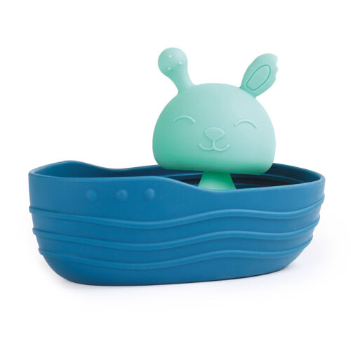 Bateau de bain avec son lapin rigolo. Sa tête se balance et il se fixe grâce à sa ventouse. Oreilles texturées à mâchouiller. 100% silicone. Dim. Bateau : L 16 x l 9 x h 5,5 cm. Dès 10 mois.40089-BATEAU-SILICONE