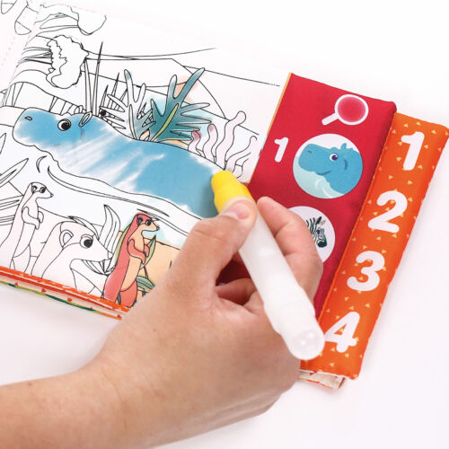 5 activités pour découvrir les animaux, les formes, les chiffres et les lettres. Effet magique : l’eau révèle les formes et les couleurs. Dim. L 21 x l 14 x h 3 cm. Dès 10 mois. 50101-LIVRE-MAGIQUE-