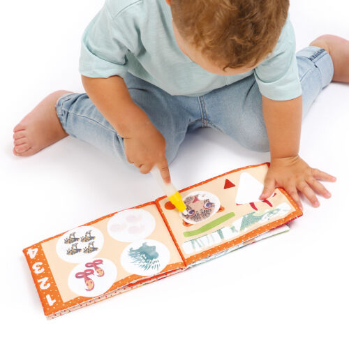 5 activités pour découvrir les animaux, les formes, les chiffres et les lettres. Effet magique : l’eau révèle les formes et les couleurs. Dim. L 21 x l 14 x h 3 cm. Dès 10 mois. 50101-LIVRE-MAGIQUE-