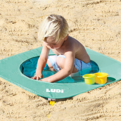 LUDI / 90063 / piscine pop up / 10 mois. facile à installer et à replier, contient un sac de rangement et quatres piquets pour la fixer dans le sable