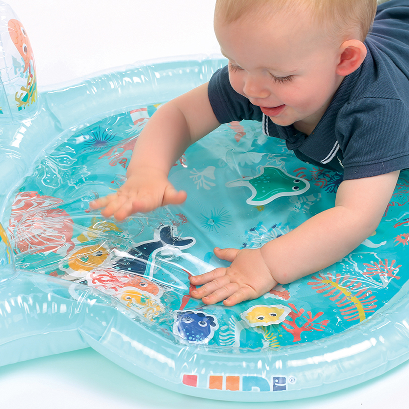 Le tapis d’eau pour bébé : un jeu sensoriel qui favorise l’éveil et la motricité